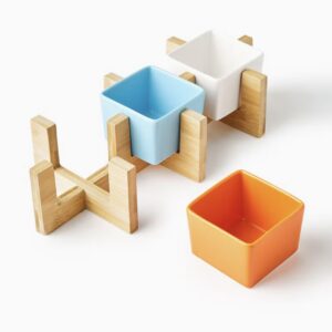 ست سرو ساخته شده از بامبو و سرامیک رنگی شامل بشقاب سرو، ظروف پذیرایی، سینی، کاسه‌ها و استند