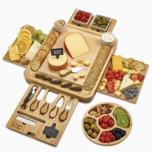 تخته سرو بامبو پریمیوم به همراه ست ابزار سرو؛ شامل ۲ چنگال، ۱ قاشق، ۲ برچسب تخته‌سنگی (اسلیت) با ۲ ماژیک گچی و ۱ دربازکن بطری. دارای کشوی مخفی و شامل ۴ چاقوی استیل ضدزنگ