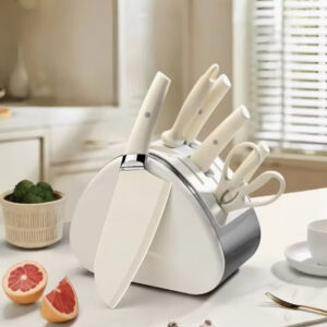 ست ۷ تکه چاقوی آشپزخانه از استیل ضدزنگ همراه با پایه نگهدارنده، دارای تیغههای تیز و مقاوم در برابر زنگزدگی بههمراه قیچی آشپزخانه، رنگ سفید