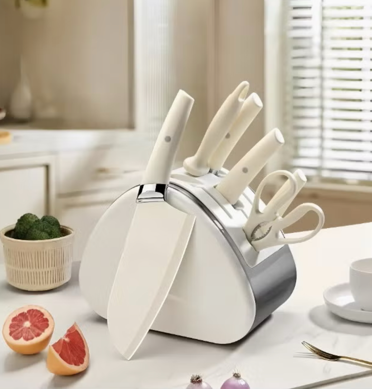 ست ۷ تکه چاقوی آشپزخانه از استیل ضدزنگ همراه با پایه نگهدارنده، دارای تیغههای تیز و مقاوم در برابر زنگزدگی بههمراه قیچی آشپزخانه، رنگ سفید