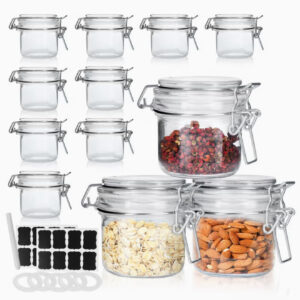 بسته ۱۲ عددی شیشه ای با درب لولایی قفل‌دار و کاملاً هوا‌بند، مناسب برای نگهداری مواد غذایی و کنسرو در آشپزخانه؛ به همراه ۶ عدد واشر سیلیکونی اضافه و برچسب تخته‌سیاهی قابل نوشتن.