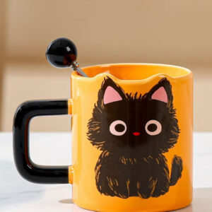 ماگ سرامیکی با قاشق و طرح گربه کوچک سیاه، مناسب برای قهوه، چای و نوشیدنی‌های سرد، قابل استفاده در مایکروویو و ماشین ظرف‌شویی، ظرفیت ۳۸۰ میلی‌لیتر.