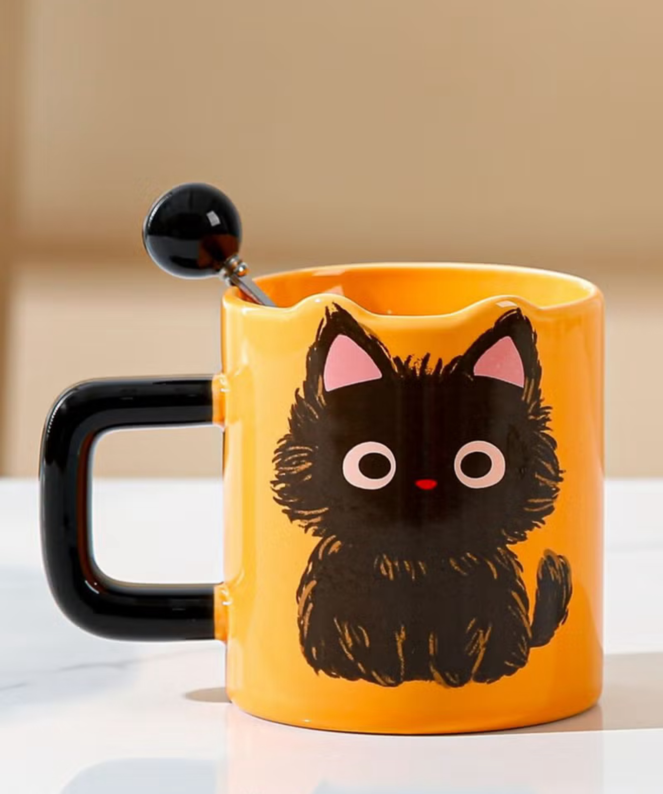 ماگ سرامیکی با قاشق و طرح گربه کوچک سیاه، مناسب برای قهوه، چای و نوشیدنیهای سرد، قابل استفاده در مایکروویو و ماشین ظرفشویی، ظرفیت ۳۸۰ میلیلیتر.