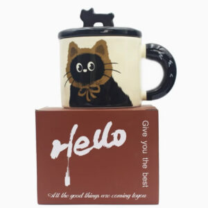 ماگ سرامیکی با درب و طرح گربه کوچک سیاه، مناسب برای قهوه، چای و نوشیدنی‌های سرد، قابل استفاده در مایکروویو و ماشین ظرف‌شویی، ظرفیت ۳۷۰ میلی‌لیتر