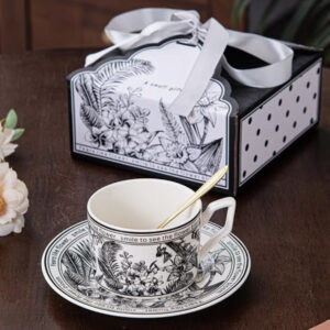 ‎ست ماگ قهوه سرامیکی با نعلبکی و طرح گل وینتیج، ظرفیت ۲۵۰ میلی‌لیتر، همراه با جعبه هدیه شیک