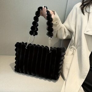 کیف زنانه لوکس با سبک کژوال و شیک با بسته شدن زیپی.