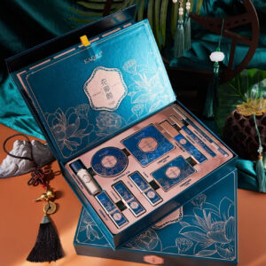 ست آرایشی ۱۰ تکه شامل رژ لب، ریمل، مداد ابرو، خط چشم، پودر فیکس، کرم کوشن، کانسیلر و یک پالت سایه چشم دو رنگ با تناژ قهوه‌ای طبیعی