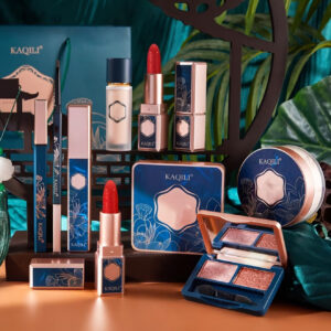 ست آرایشی ۱۰ تکه شامل رژ لب، ریمل، مداد ابرو، خط چشم، پودر فیکس، کرم کوشن، کانسیلر و یک پالت سایه چشم دو رنگ با تناژ قهوه‌ای طبیعی