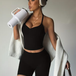 ست ۲ تکه پریمیوم شامل تاپ هالتر دولایه با پشت باز و شورت ورزشی ترند